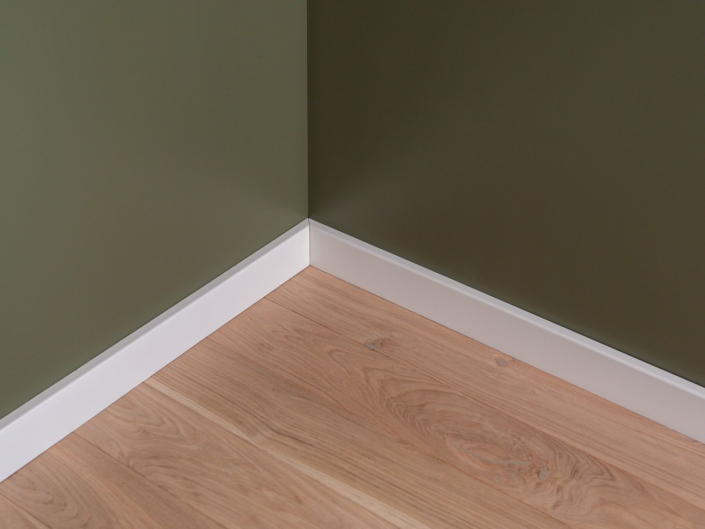Solid Skirting Board Oak Rustic, 18x70x2000mm with radius, white painted, filled