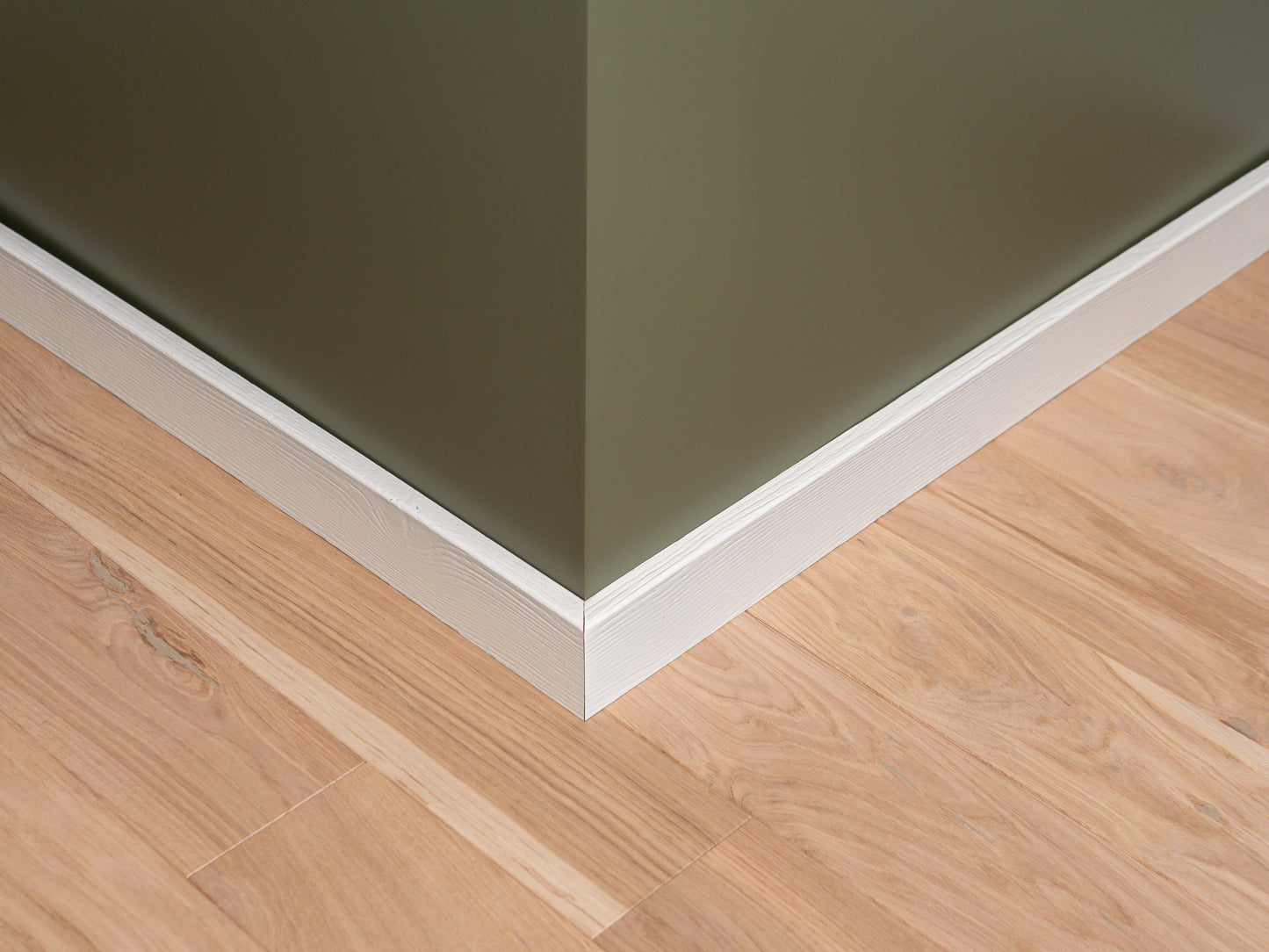 Solid Skirting Board Oak Rustic, 18x70x2000mm with radius, white painted, filled, brushed